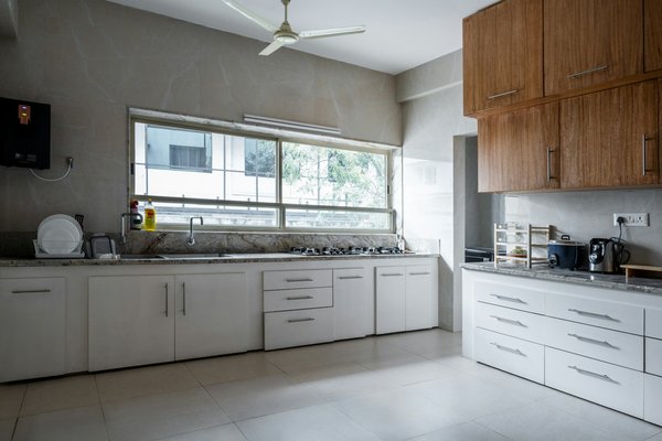 What are the effects of wall color on hunger and satisfaction in a kitchen setting?